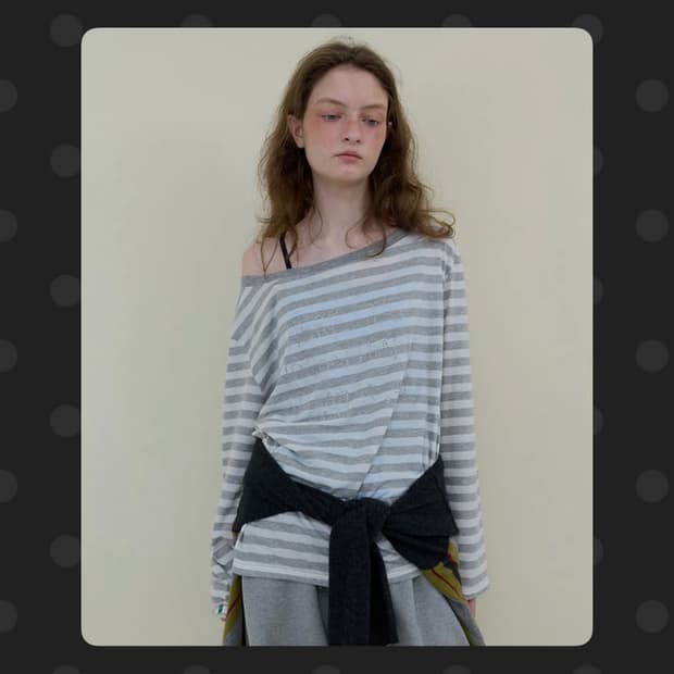 노컨텐츠 오프숄더 스트라이프 티 멜란지 그레이