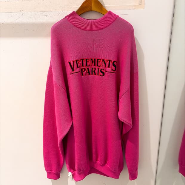 (정품/새상품) VETEMENTS 베트멍 남성 핑크 자수 로고 울 니트
