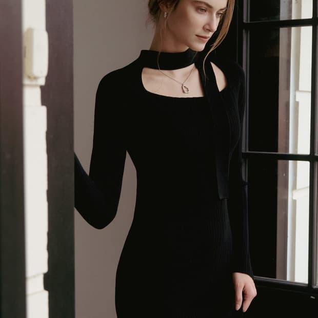 ✨ EVMOIU 그레이스풀 딥넥 스카프 니트 롱 드레스 (블랙) 판매합니