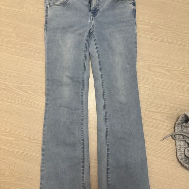 GUESS 로우라이즈 부츠컷 팬츠
