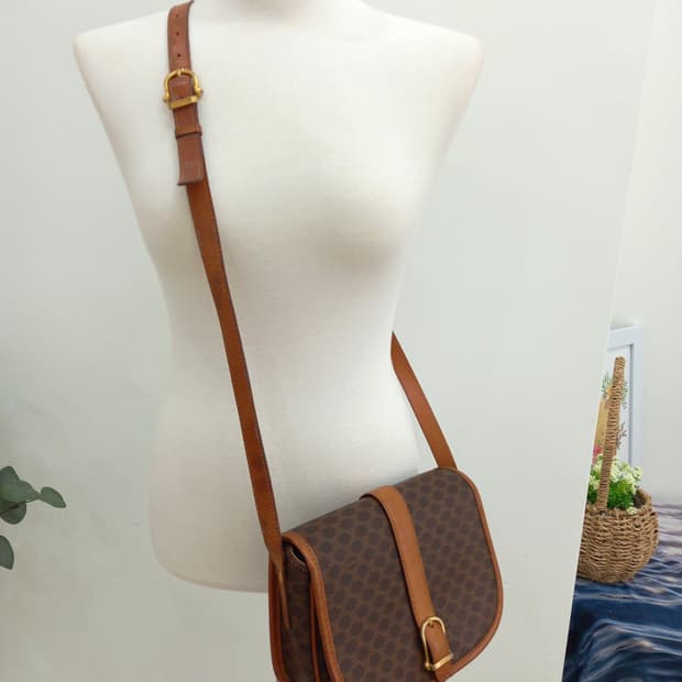 셀린느 빈티지 마카담 트리오프 로고 버클 숄더백 브라윤