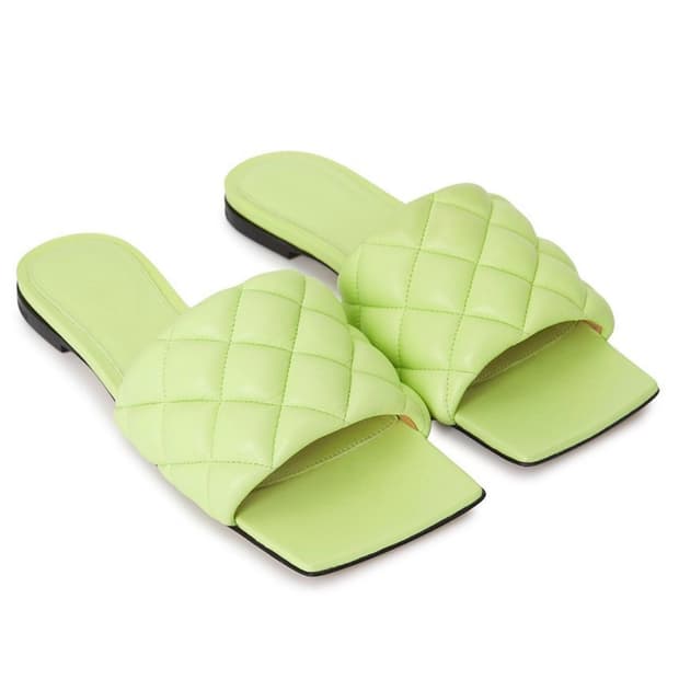 (새상품)보테가 베네타 퀄팅 플랫 샌들 37 (240사이즈)