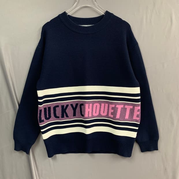 럭키슈에뜨 로고 레터링 포인트 니트