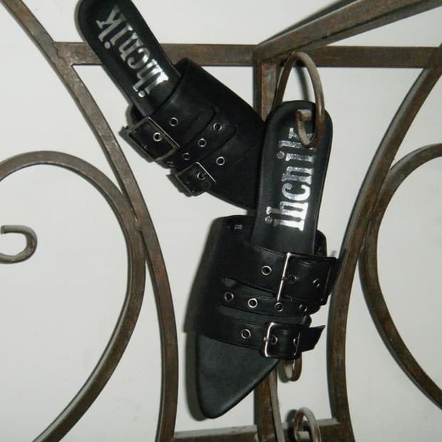 r. 907 three belted heels / black 230