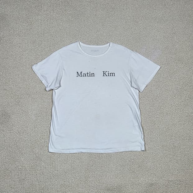 [마뗑킴] Aug.13 시그니처 로고 프린팅 반팔 티셔츠 | S00054