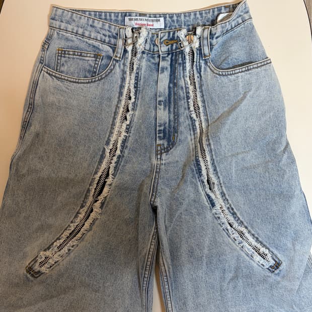 더뮤지엄비지터 버뮤다팬츠