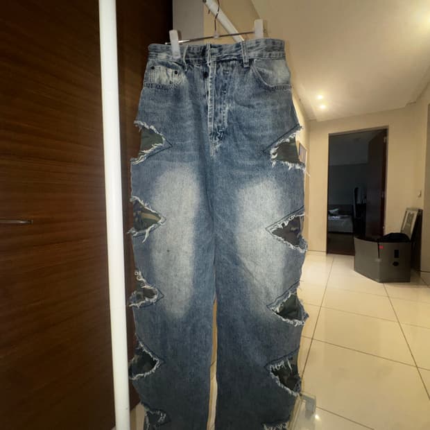BALENCIAGA SLASHED JEANS CAMO