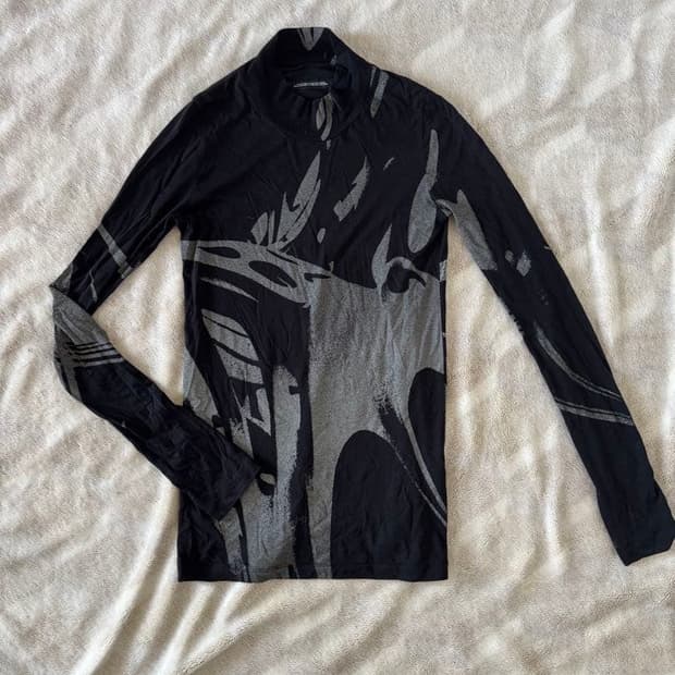 율리우스 홀 그래픽 하이넥 탑