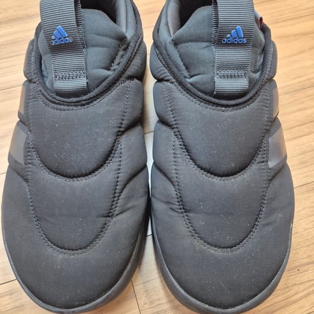 아디다스 패딩 슬립온 255사이즈 블랙 색상입니다. 푹신하고 가벼워서 실