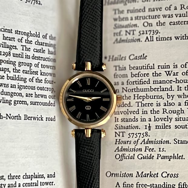 구찌 쉐리 블랙 다이얼 여성 시계  