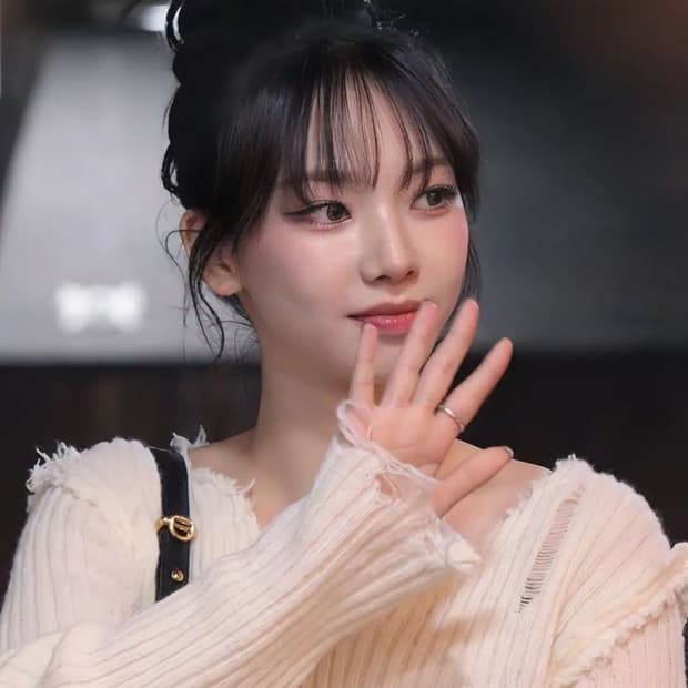 아델리오 데미지 브이넥 니트 아이보리