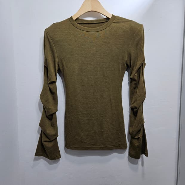 카키색 어깨패드 긴팔 셔링 티셔츠 [미사용]
