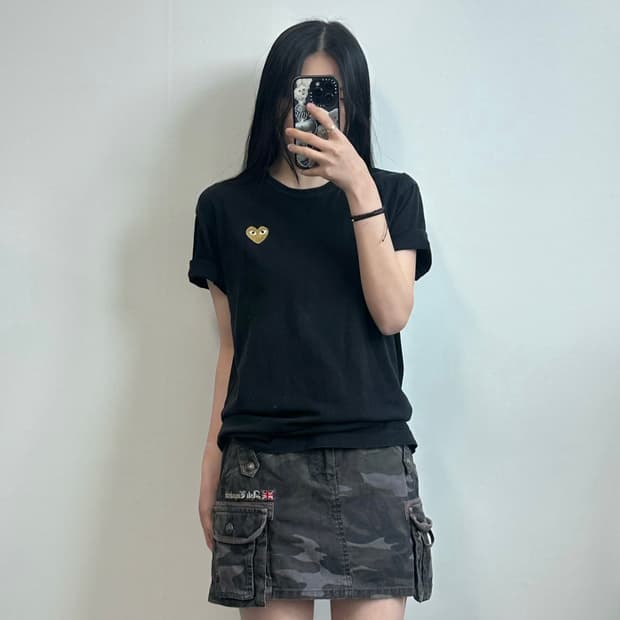 꼼데가르송 플레이 골드 와펜 블랙 반팔 티셔츠