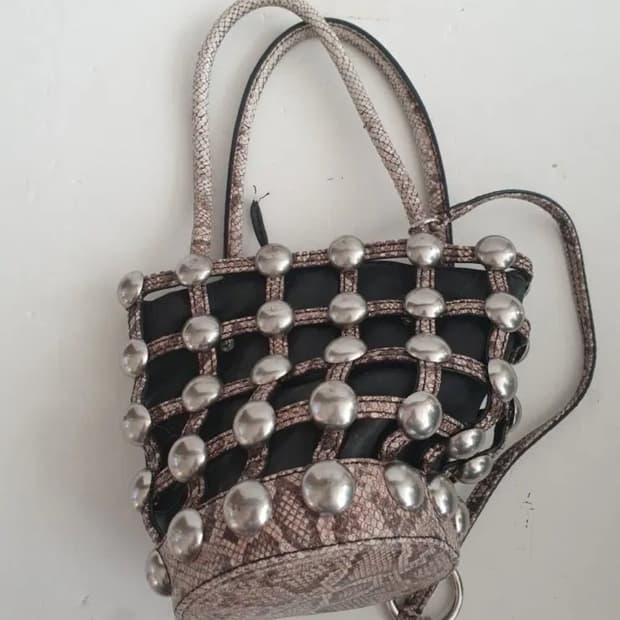 명품/정품] 알렉산더 왕(Alexander Wang) 은장 스터드 미니 