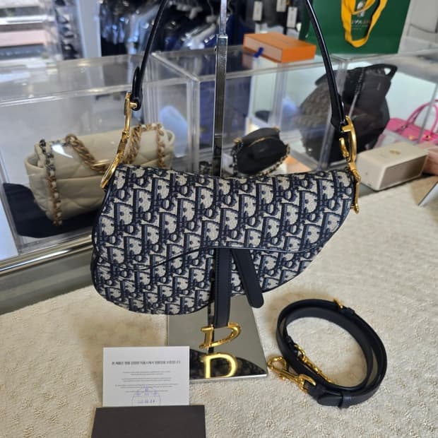 [중고/정품] 디올 새들 스트랩백 미디움