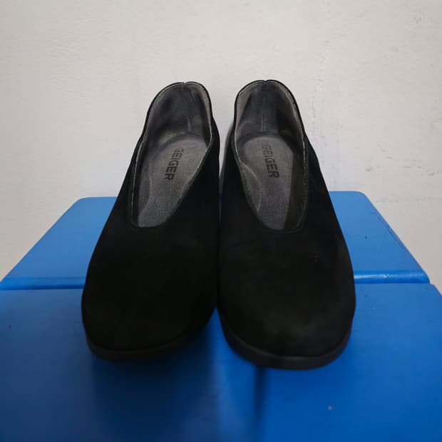 가이거 블랙 스웨이드 발등 U라인컷팅 펌프스힐 240 
