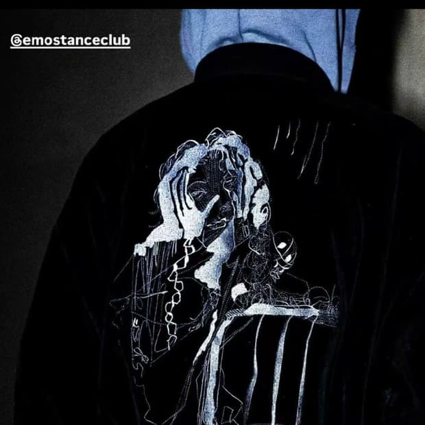 에모스탠스클럽 벨벳 자수봄버 (다른개체)