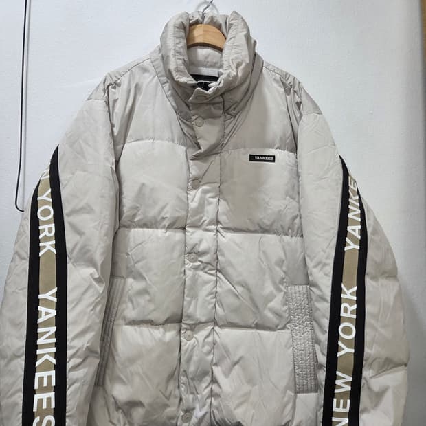 MLB 뉴욕 양키스 빵빵한 덕다운 패딩 점퍼 아이보리