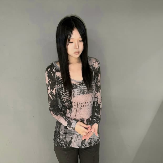 Grunge graphic see-through hood sleeve