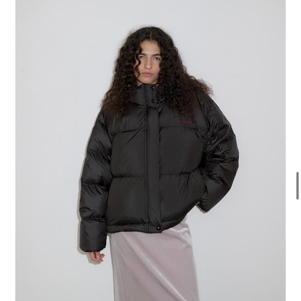 오버듀플레어 글로시 다운 패딩_블랙