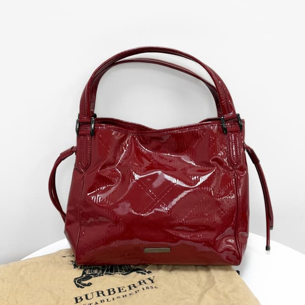 버버리 페이턴트 체크 엠보싱 숄더백