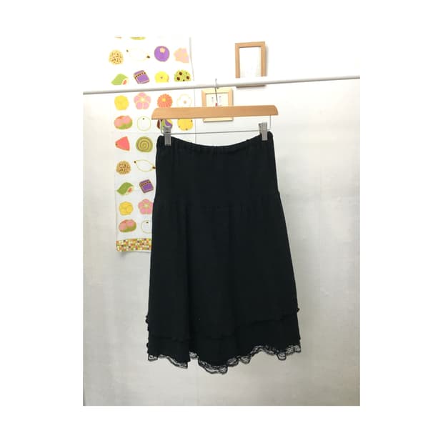 블랙 펀칭 자수 스커트