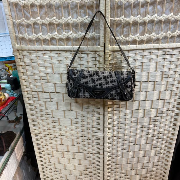 정품 지방시 빈티지 모노그램 숄더백 팝니다