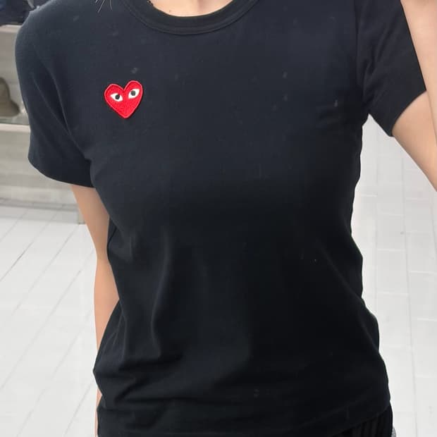 꼼데가르송 플레이 레드 와펜 반팔 티셔츠 블랙