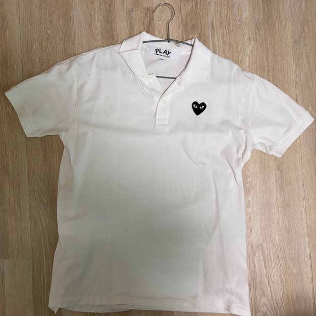 꼼데가르송 플레이 블랙하트 카라티 화이트 XXL 판매합니다