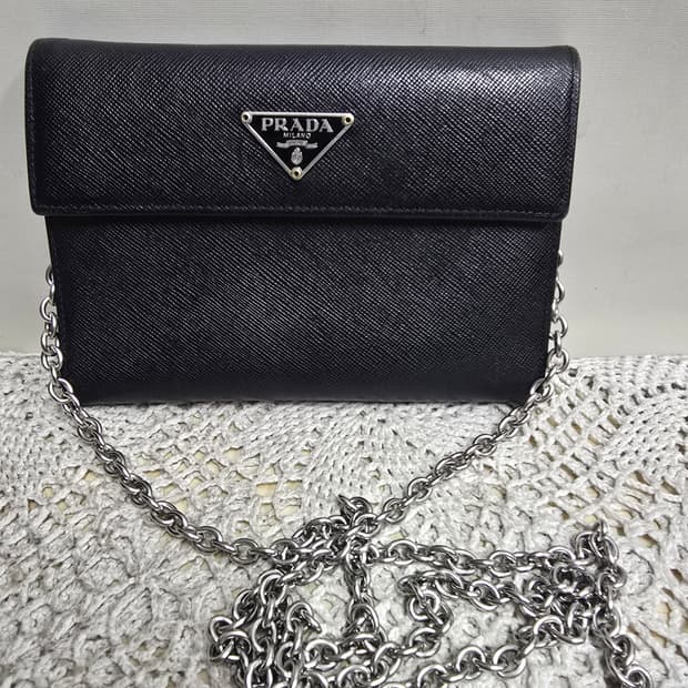 프라다 트라이폴드 월렛 사피아노 가죽 중지갑