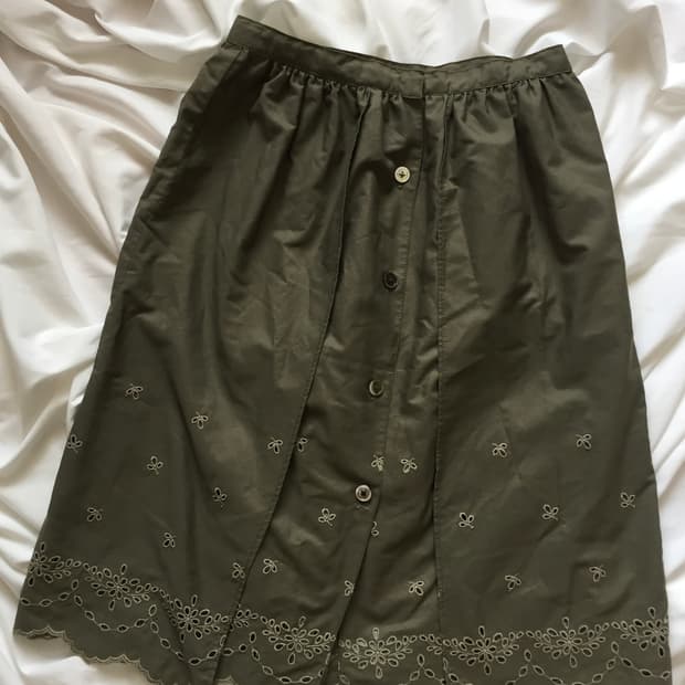 모리걸 꽃펀칭 단추스커트