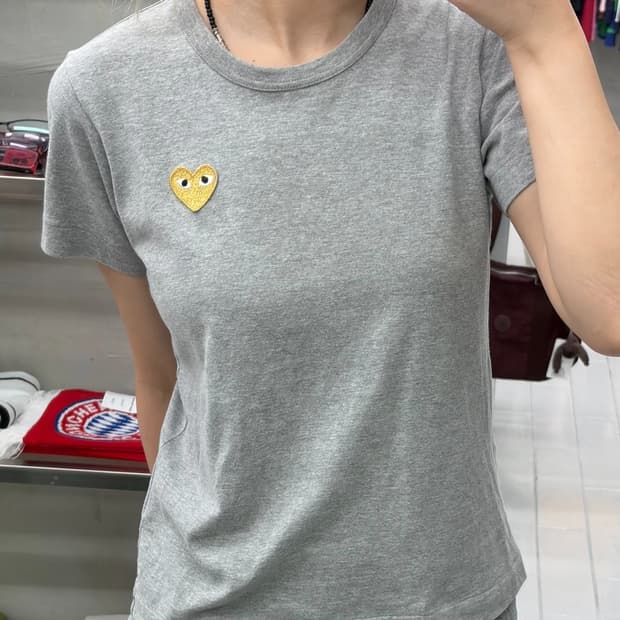 꼼데가르송 플레이 골드 와펜 반팔 티셔츠 그레이