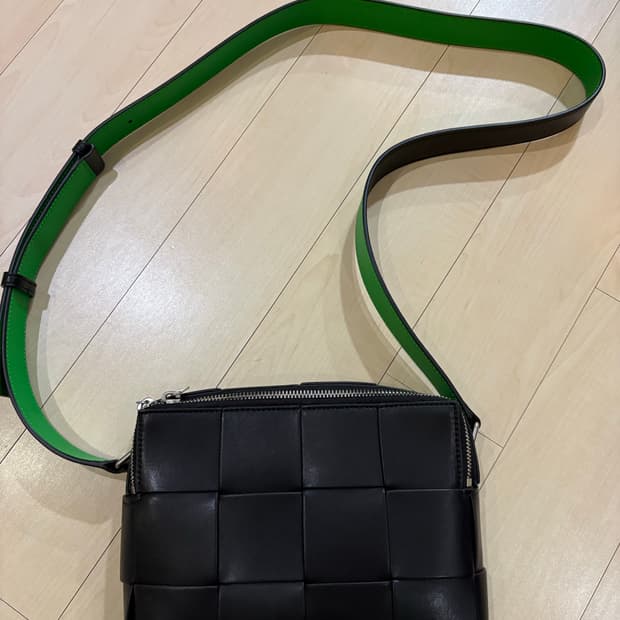 보테가베네타 블랙 패러킷 카세트 카메라 백 730027 V29E0 109