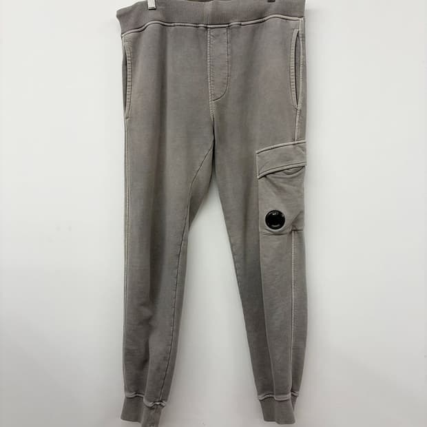 CP컴퍼니 레지스트 다이드 원포켓 렌즈 조거 팬츠 PN9742