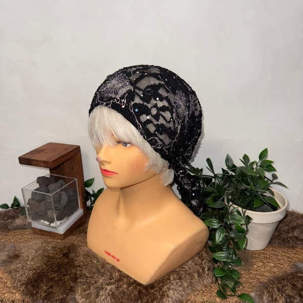 Black oriental floral spangled lace 비니