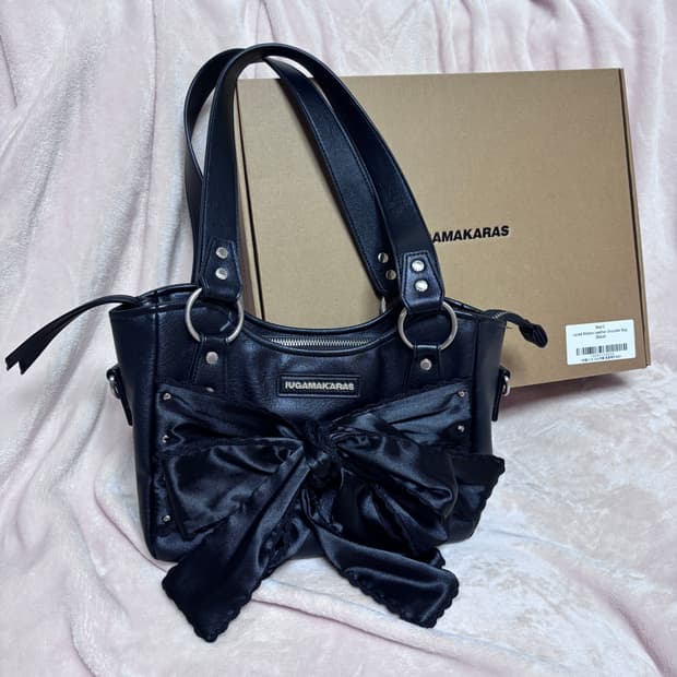 (박스포함)이우가마카라스 레이스 리본 레더 숄더백 (Black)