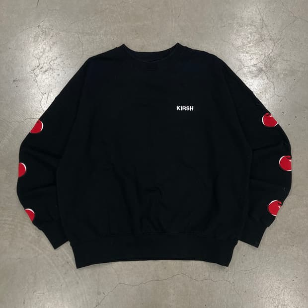 키르시 블랙 컬러 사이드 체리 로고 맨투맨