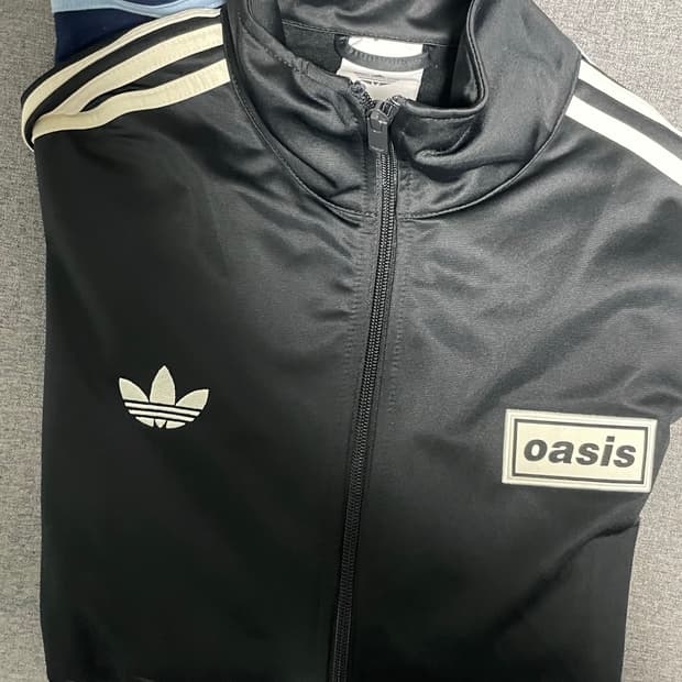 오아시스 아디다스 트랙탑