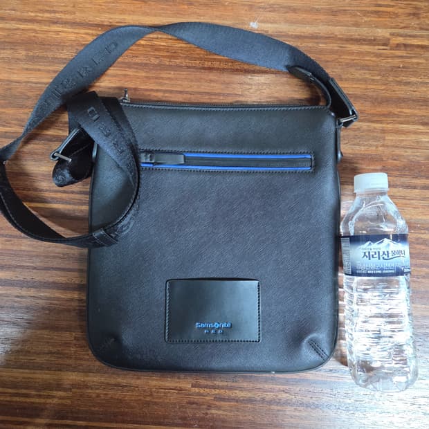 샘소나이트 레드 크로스백 