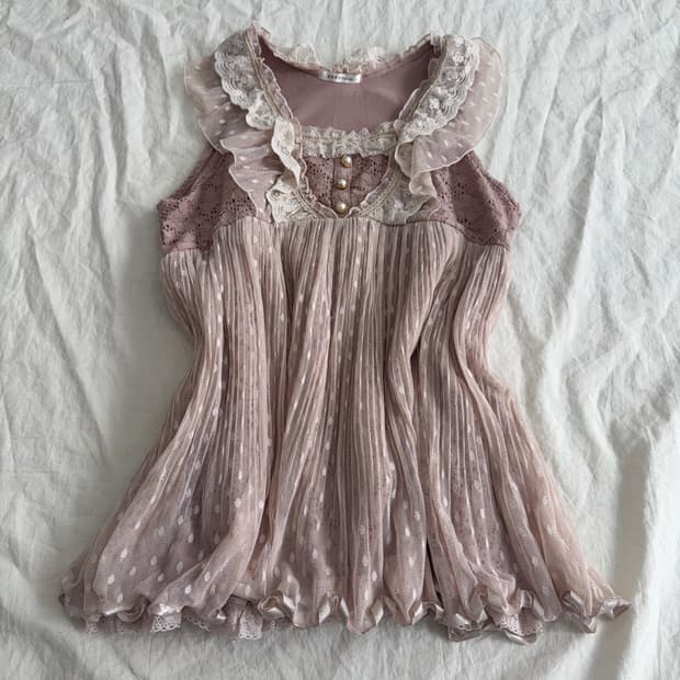 엑시즈팜 로걀 러블리 레이스 슬리브리스 블라우스