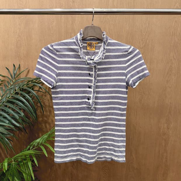 토리버치 블라우스 반팔 스트라이프 패턴 프릴 넥 하프 버튼 디테일 네이비