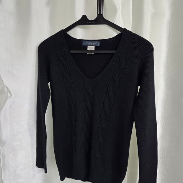 블루조인트 블랙 브이넥 니트 (1674)