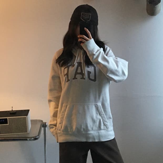 갭 자수로고 후드티