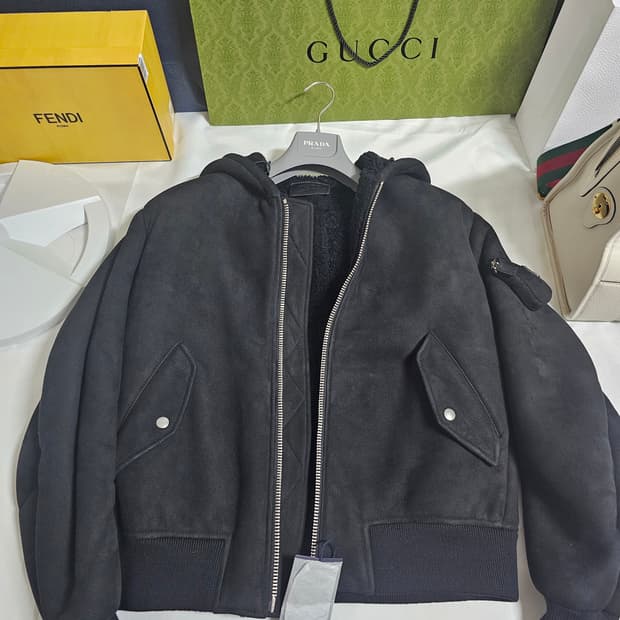 (새상품)프라다 풀스웨이드 안감풀시어링 최고급