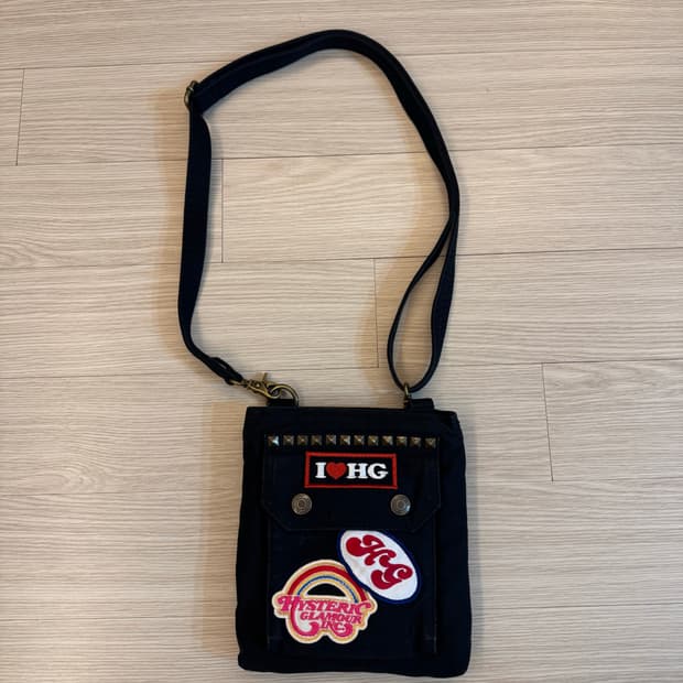 히스테릭 글래머 스터드 패치 크로스백