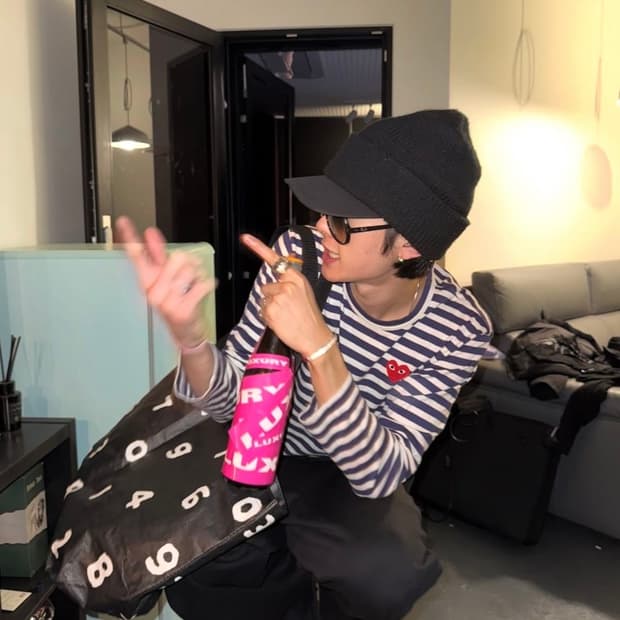 (래퍼 나우아임영 착용) 꼼데가르송 네이비 스트라이프 롱슬리브