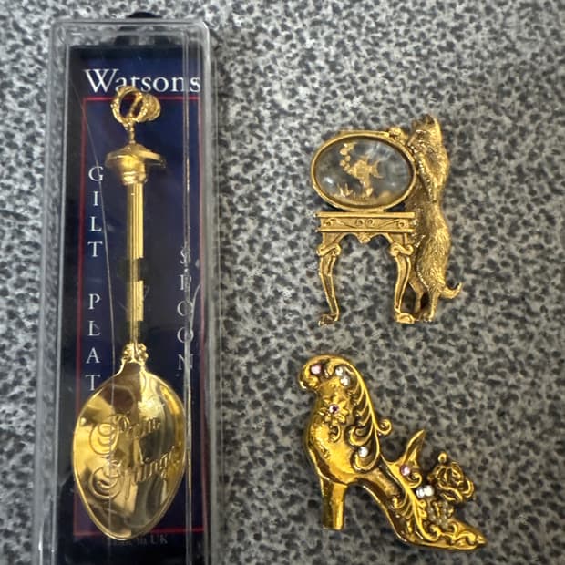 Watsons 금장 스푼과 브로치 세트예요