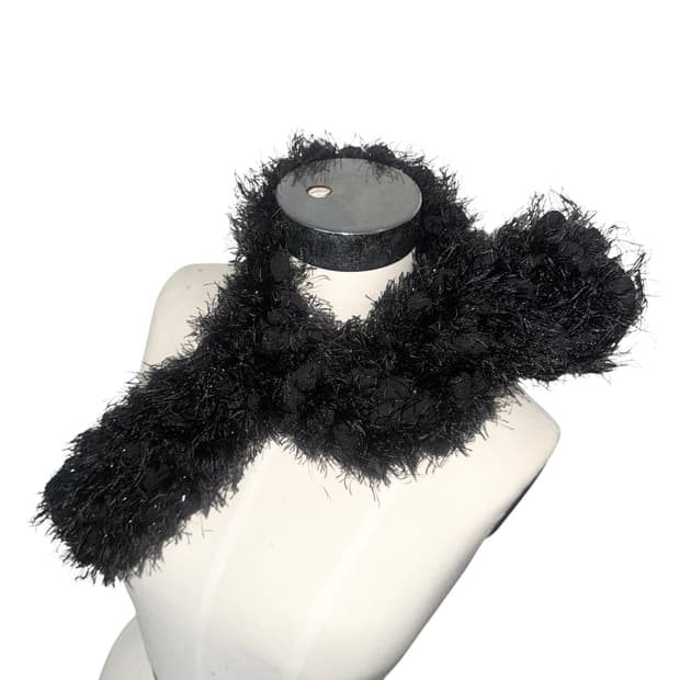 Rough Pom Pom Black Muffler