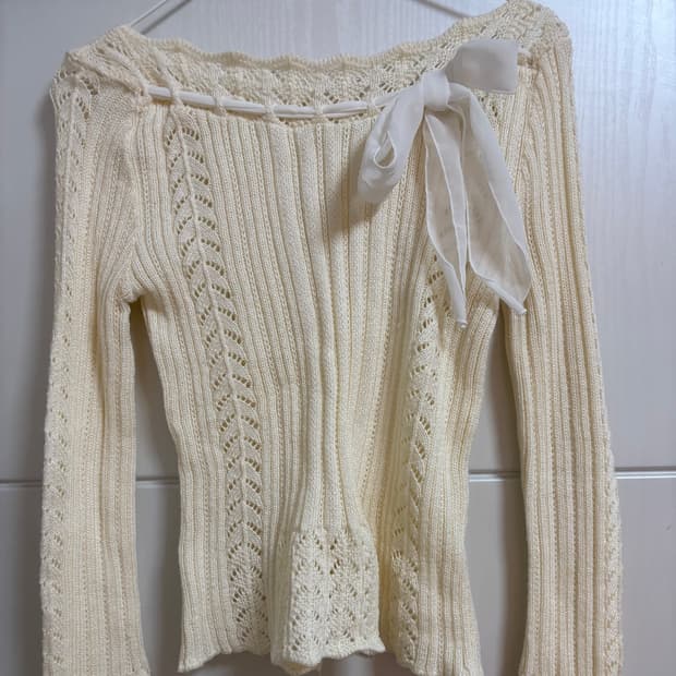 아이보리 니트 오프숄더 쉬폰 리본 포인트