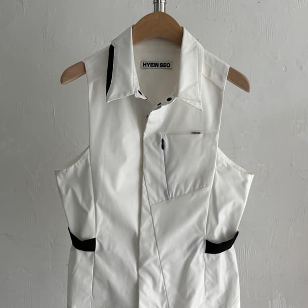 Hyein Seo 혜인서 화이트 컬러 슬리브리스 셔츠 